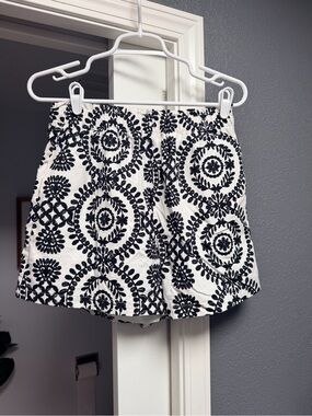 Women’s Black & White Embroidered Pattern Shorts